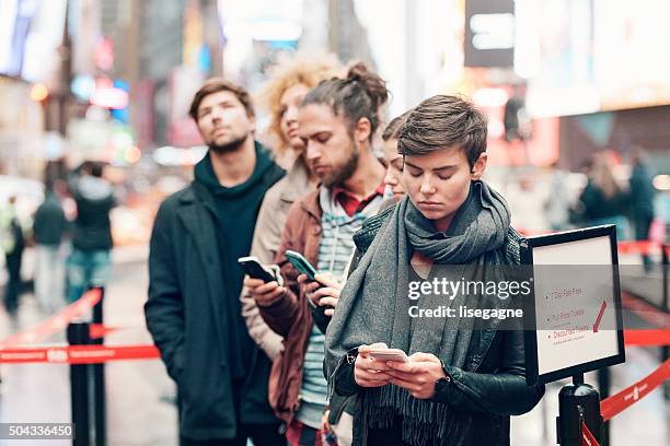 grupo de personas esperando en línea - gente en fila fotografías e imágenes de stock