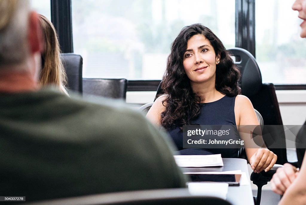 Moyen-orientale femme d'affaires en réunion avec un collègue homme