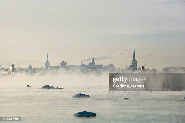 invierno en tallinn - tallinn fotografías e imágenes de stock