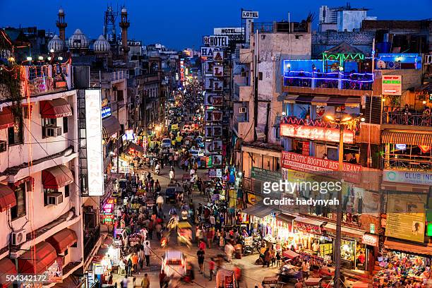 vie en ville-bazar principal de paharganj, new delhi, inde - indian photos et images de collection