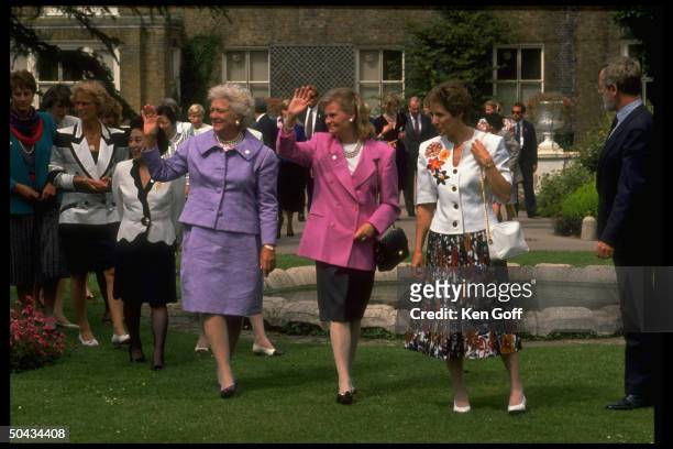 Spouses US 1st Lady Barbara Bush, Britain's Norma Major & Germany's Hannelore Kohl at Kew Gardens during Group of Seven economic summit.