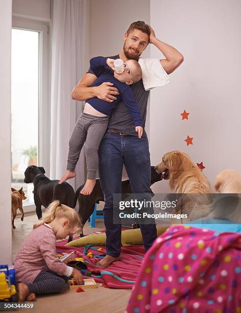 this is too much - zich op het hoofd krabben stockfoto's en -beelden