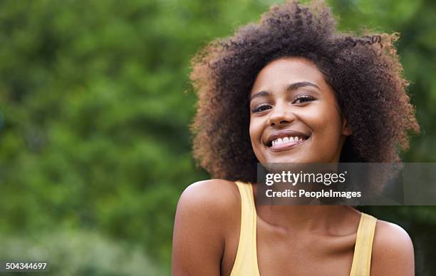 glücklichste draußen im garten - afro stock-fotos und bilder