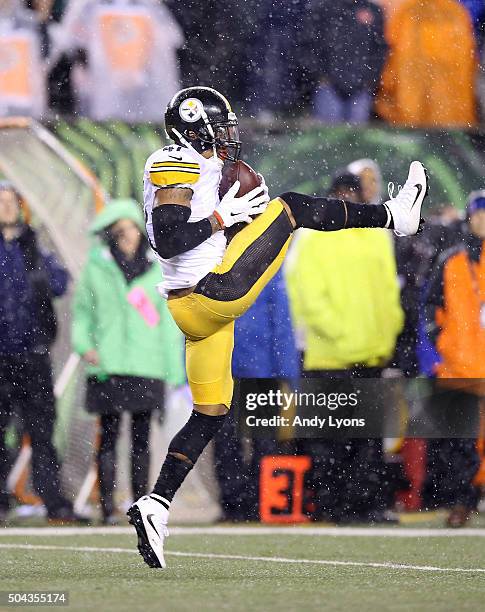 Antwon Blake of the Pittsburg Steelers intercepts a pass against the Cincinnati Benglas at Paul Brown Stadium on January 9, 2016 in Cincinnati, Ohio.