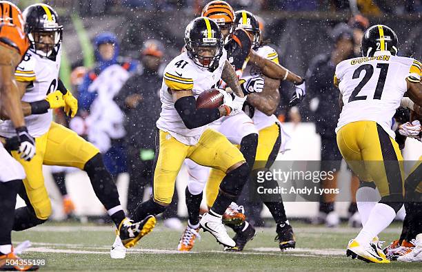 Antwon Blake of the Pittsburg Steelers runs with the ball after intercepting a pass against the Cincinnati Benglas at Paul Brown Stadium on January...