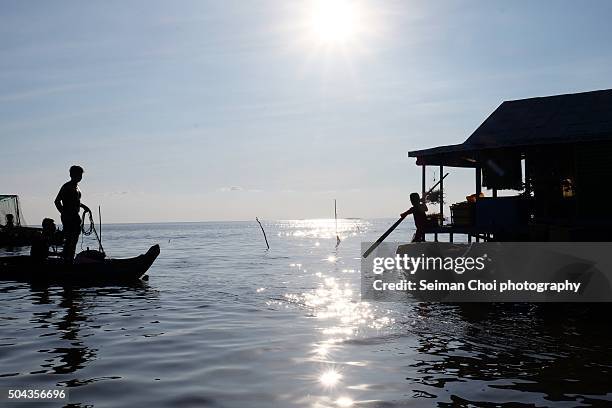 tonle sap lake floating village, siem reap, cambodia - chong kneas - fotografias e filmes do acervo