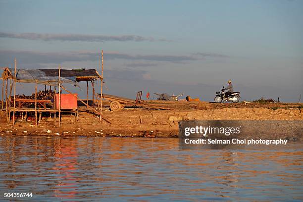 tonle sap lake floating village, siem reap, cambodia - chong kneas - fotografias e filmes do acervo