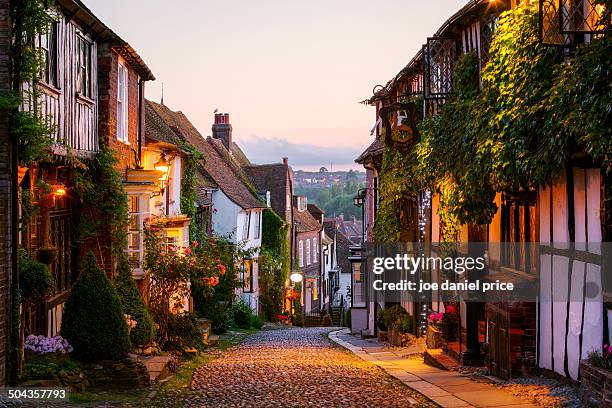 mermaid street, rye, sussex, england - east sussex stock-fotos und bilder