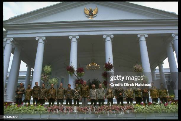 Ldrs. R-L Keating, Bolkiah Chretien, Frei, Jiang Zemin, MacLeod, Kim Young Sam, Mahathir, Clinton, Suharto, Murayama, Salinas, Bolger, Chan Ramos,...