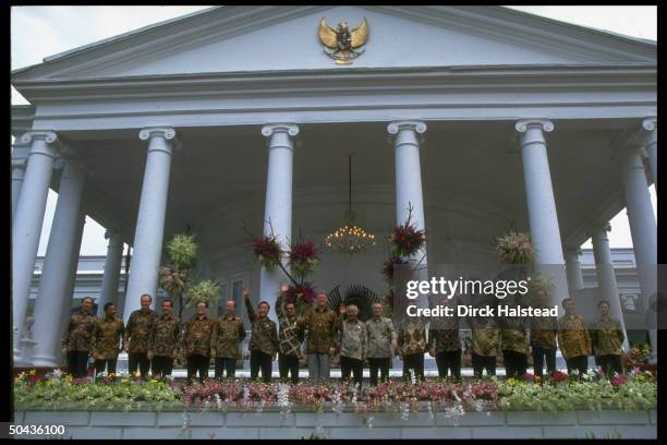 Ldrs. R-L Keating, Bolkiah Chretien, Frei, Jiang Zemin, MacLeod, Kim Young Sam, Mahathir, Clinton, Suharto, Murayama, Salinas, Bolger, Chan Ramos,...