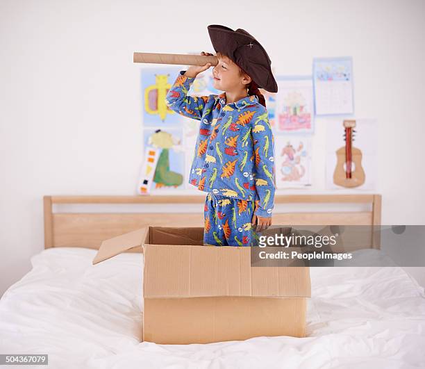 ist eine whale? - boy in a box stock-fotos und bilder