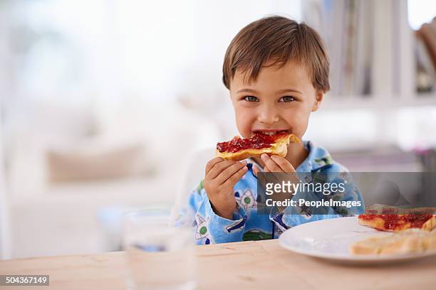 nichts schlägt ein gutes frühstück - children eating breakfast stock-fotos und bilder