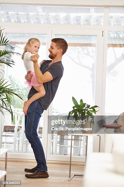 disfruta de una divertida momento de baile con dad - papa niña baile fotografías e imágenes de stock