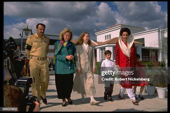 Maria Rodham US 1st Lady Hillary Rodham Clinton & daughter Chelsea out strolling ...