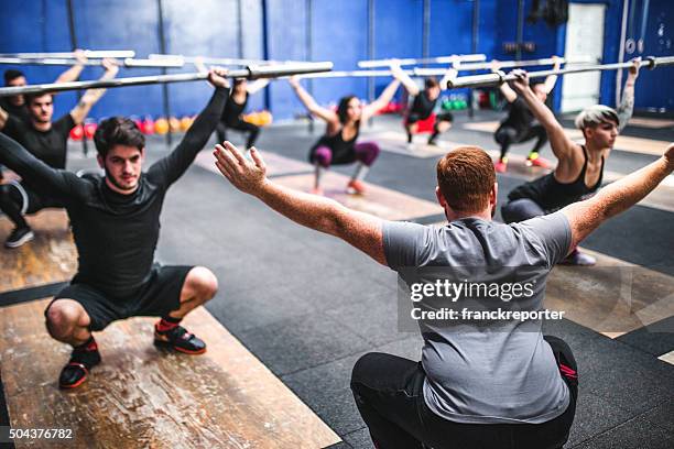 weightlifting class togetherness - circuit training stock pictures, royalty-free photos & images