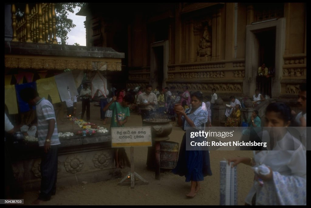 Evening prayers & offerings at Kelaniya