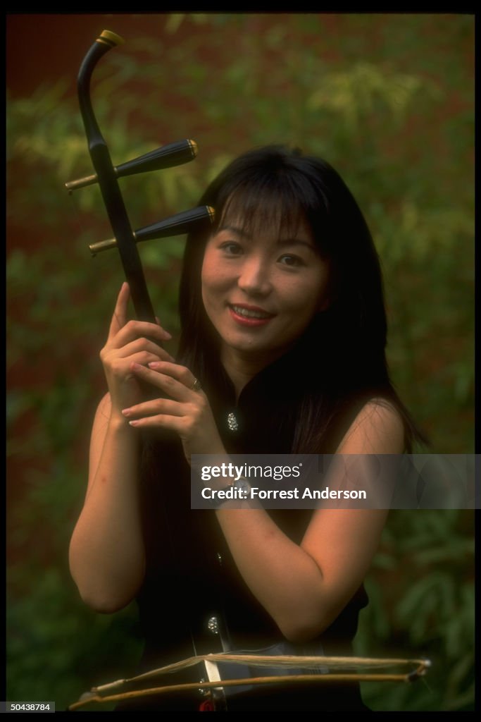 Lin Cheng Rings Singer Cheng Lin w. erhu , back in her homeland, democracy movement ...
