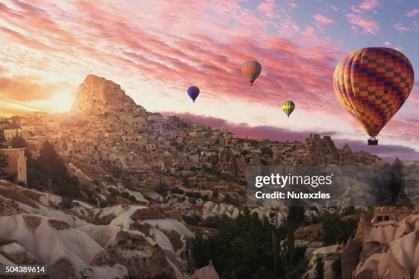 hot air balloons flying over cappadocia. - capadocia 個照片及圖片檔