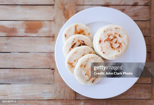 arepa - arepas stockfoto's en -beelden