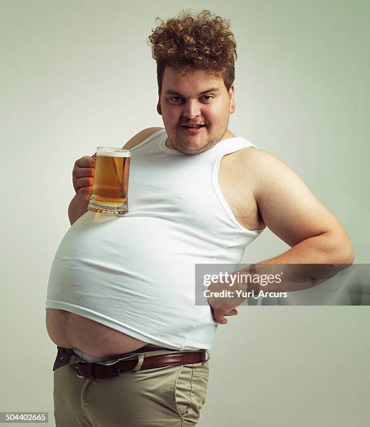 se está contemplando mi mesa de cerveza? - pot belly fotografías e imágenes de stock