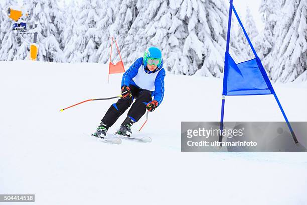 大回転レース代の少年スキー、スノースキー - ski race ストックフォトと画像