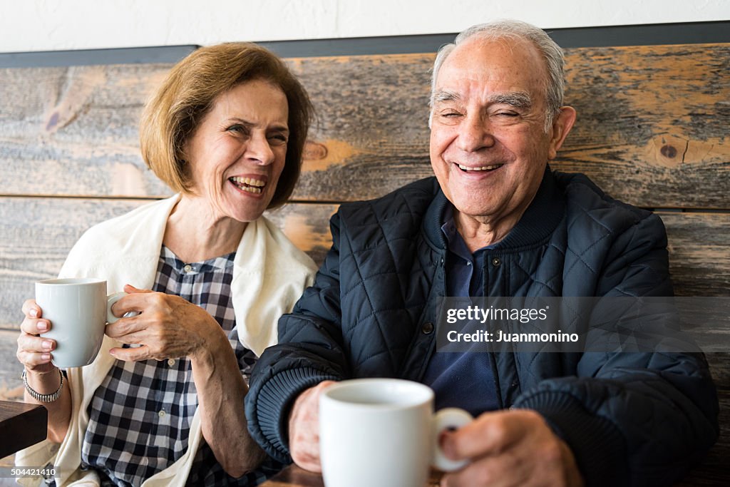 笑顔年配のカップル