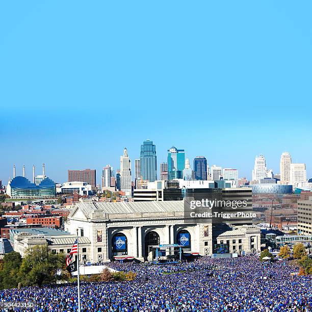 kansas city royals world series celebration 2015 - kansas city royals parade celebration stock pictures, royalty-free photos & images