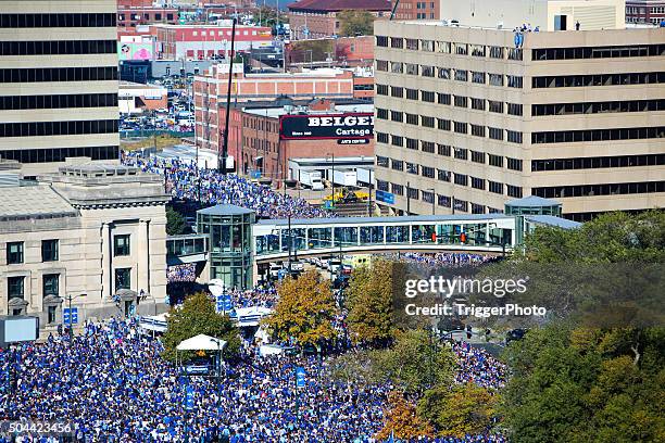 kansas city royals world series celebration 2015 - kansas city royals parade celebration stock pictures, royalty-free photos & images