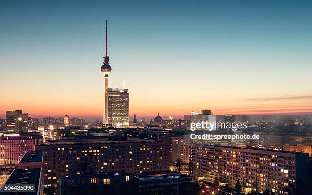berlin skyline panorama - berlin night stock-fotos und bilder