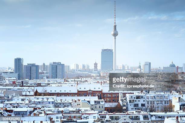 berlin winter skyline with snow on the roofs - berlin winter stockfoto's en -beelden
