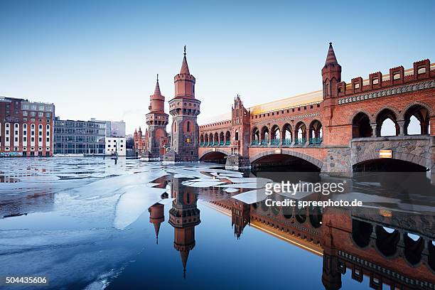 oberbaumbrücke berlin with frozen spree river - winter berlin stockfoto's en -beelden