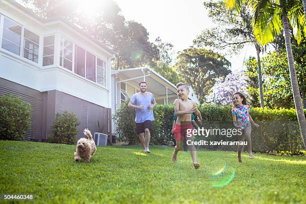 aborigene famiglia godendo la giornata nel giardino di casa - canine foto e immagini stock