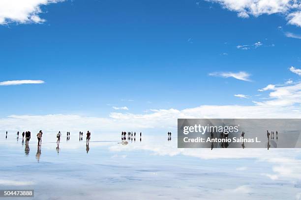 salar de uyuni in bolivia . sky reflected - cloud sales fotografías e imágenes de stock