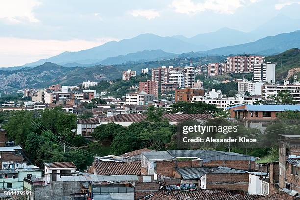 skyline of cali and farallones - cali colombia fotografías e imágenes de stock