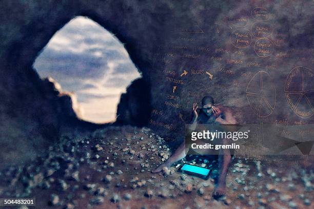 uomo delle caverne con digital tablet e problemi aziendali - cave man foto e immagini stock