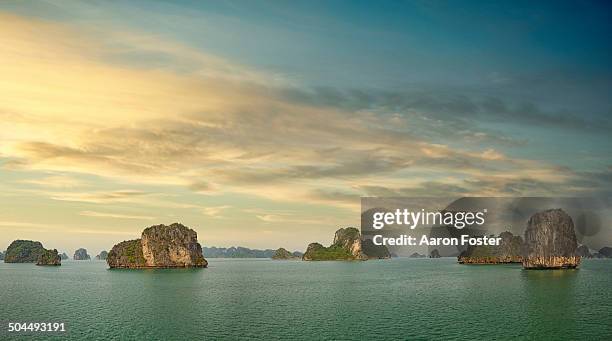 beautiful ha long bay - baie d'along photos et images de collection