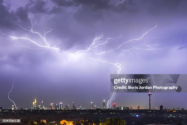 skyliner - langzeitbelichtung stock pictures, royalty-free photos & images