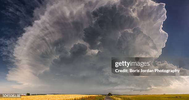 explosive convection - himmel wolken stockfoto's en -beelden