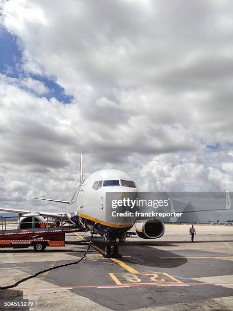 ryanair flugzeug boeing 737-800 vor dem abflug - ryanair stock-fotos und bilder