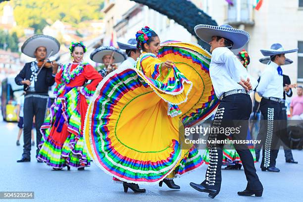 mexicana grupo participante en festival - mariachi fotografías e imágenes de stock
