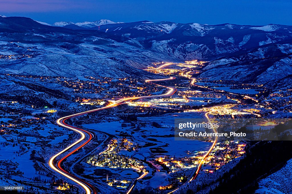 Vail Valley no crepúsculo com vista para o Beaver Creek