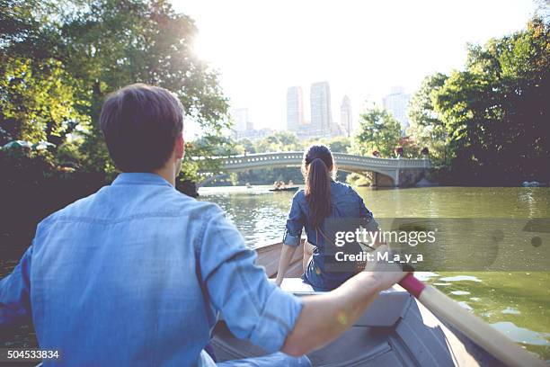 pareja romántica en una embarcación - central park new york fotografías e imágenes de stock