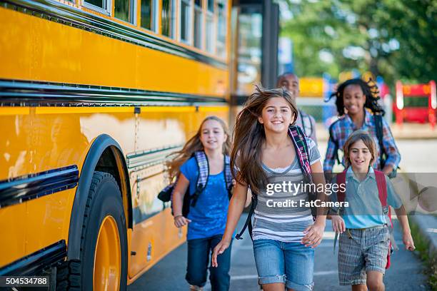 estudiantes que van a la escuela - school bus fotografías e imágenes de stock