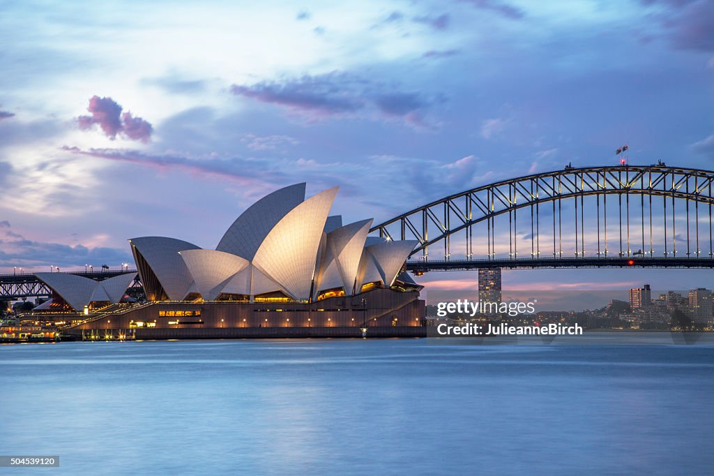 Am Wasser in Sydney bei Nacht