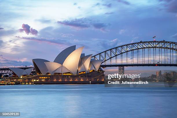 am wasser in sydney bei nacht - opernhaus stock-fotos und bilder