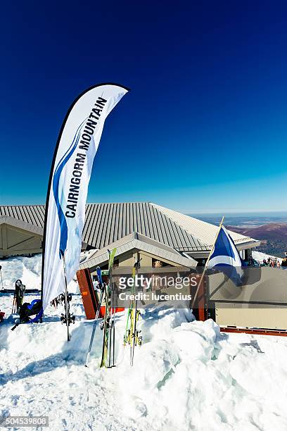 cairngorm ski centre, scotland - cairngorms skiing stockfoto's en -beelden