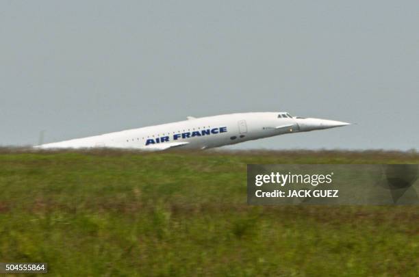 Un Concorde d'Air France décolle d'une piste de l'aéroport Charles-de-Gaulle à Roissy, le 16 mai 2003, pour se rendre à New York. Le supersonique...