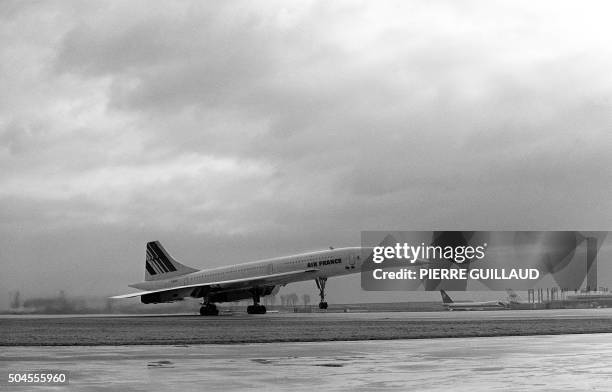 Le Concorde, l'avion de transport supersonique d'Air France, décolle le 22 novembre 1977 de Roissy, assurant le premier vol commercial entre...