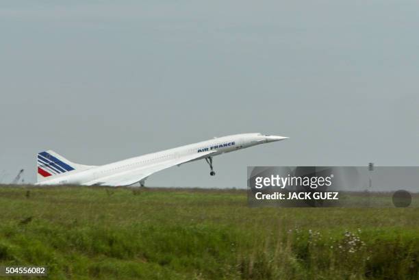 Un Concorde d'Air France décolle d'une piste de l'aéroport Charles-de-Gaulle à Roissy, le 16 mai 2003, pour se rendre à New York. Le supersonique...