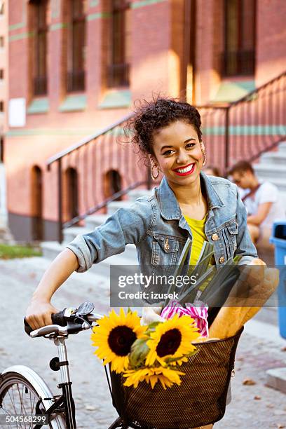 happy female cyclist - bicycle flowers stockfoto's en -beelden